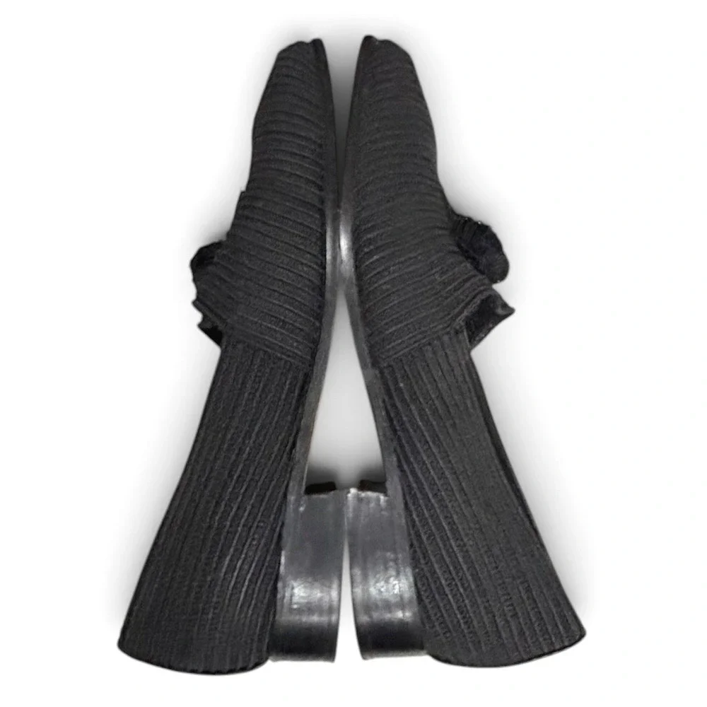 Stuart Weitzman Paisano Stretch Loafer 9B Black Textured Tassel Shoes Old Money